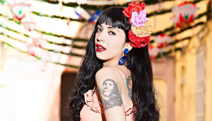 Mon Laferte anuncia conciertos fuera de lo común; ella y los asistentes estarán sin ropa