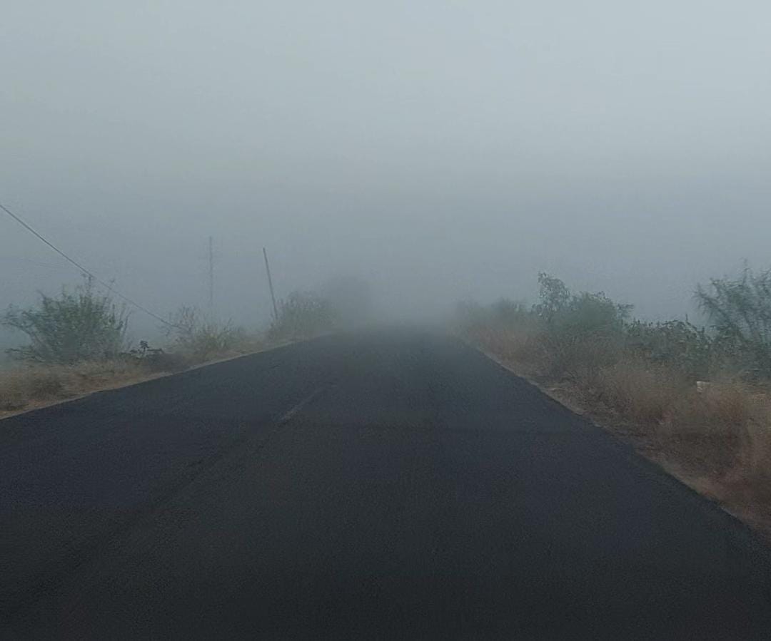 Motocicleta impacta contra torton que sufrió falla en la México 15 Los Mochis