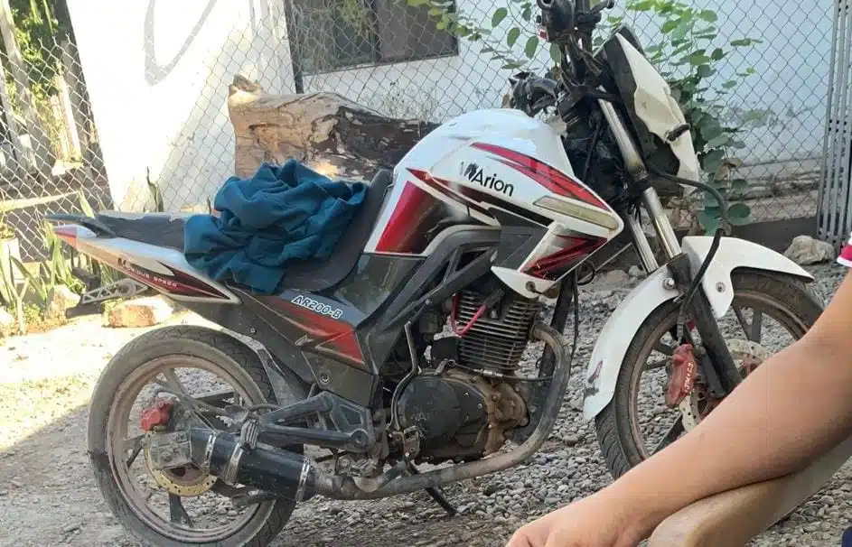 Motocicleta marca Arion, color blanco con negro, que fue robada en la villa de Ahome.