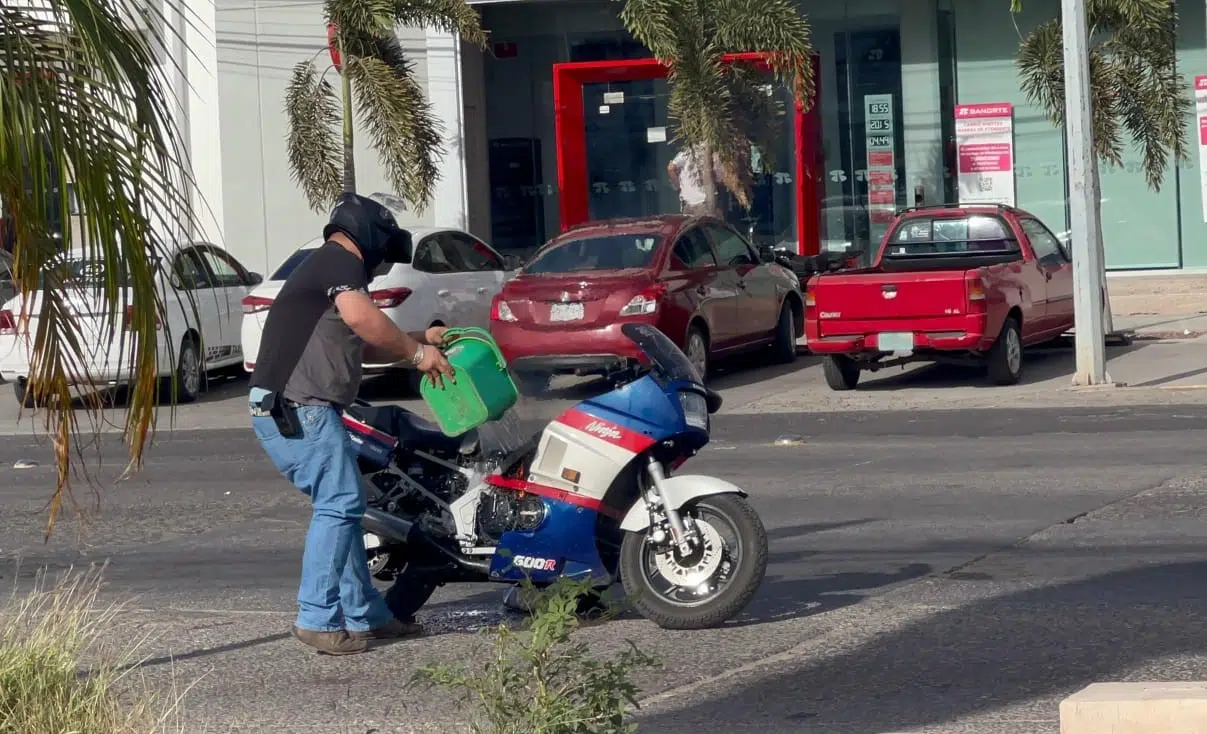 Motociclista rocía de agua a la unidad ligera tras salirle humo y fuego