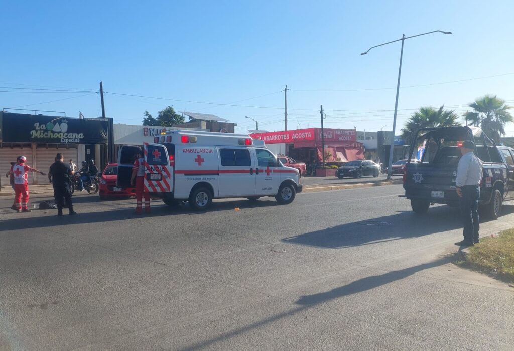 Motociclista choca contra un automóvil por el bulevar Pedro Anaya en Los Mochis