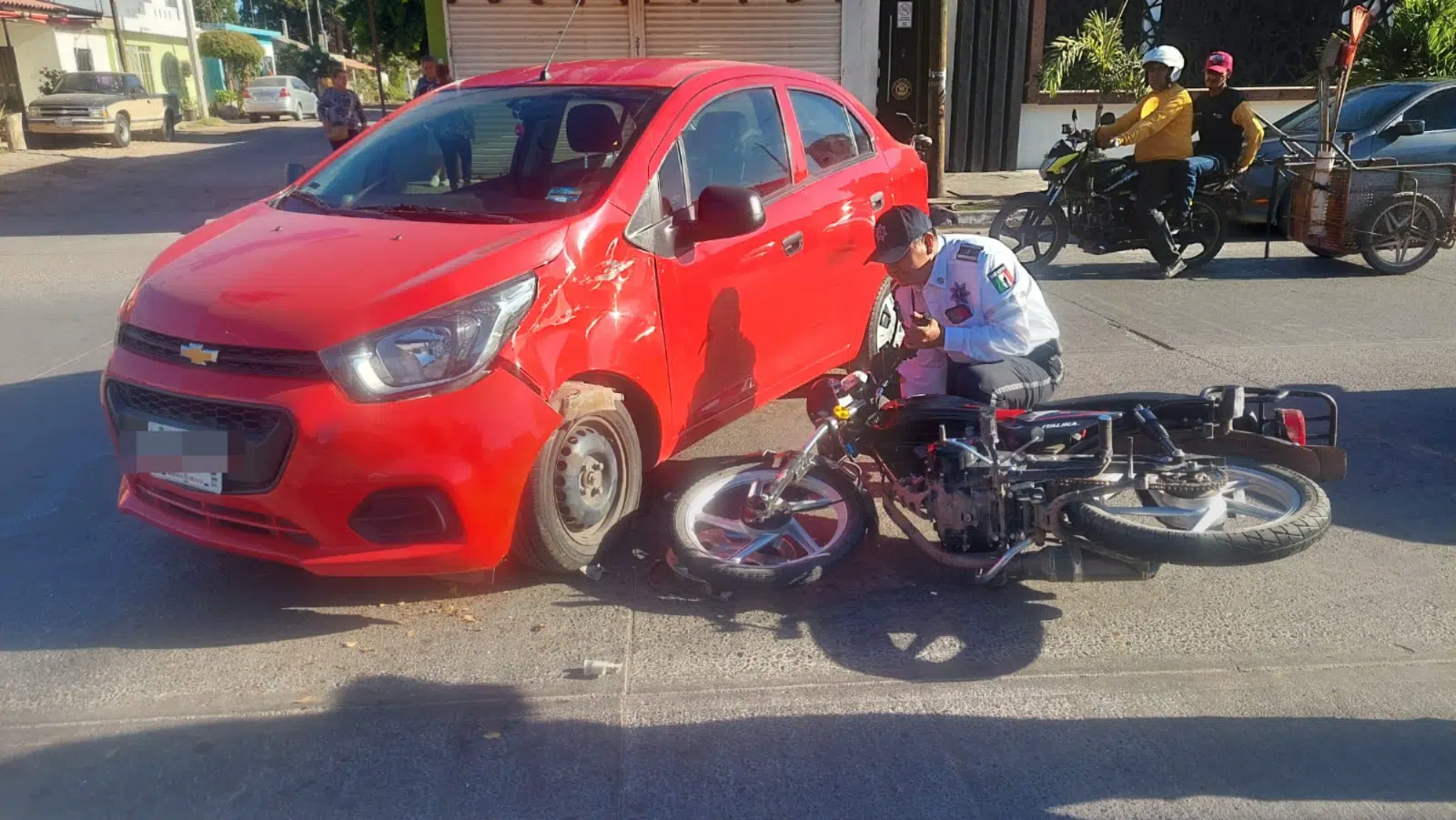 Motociclista choca contra un automóvil por el bulevar Pedro Anaya en Los Mochis