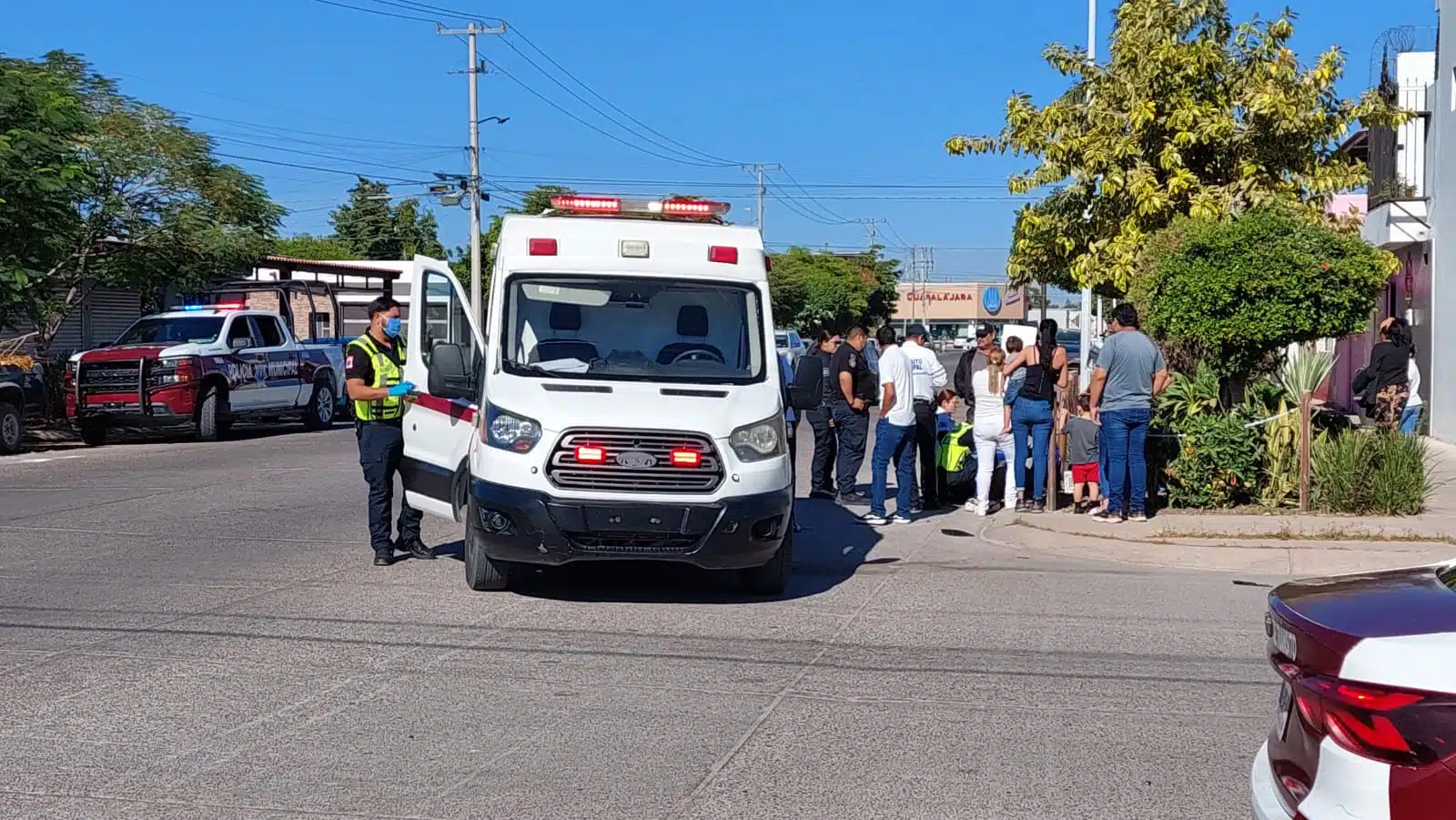 Motociclista sufre lesiones graves al ser arrollado por la conductora de una camioneta en Los Mochis