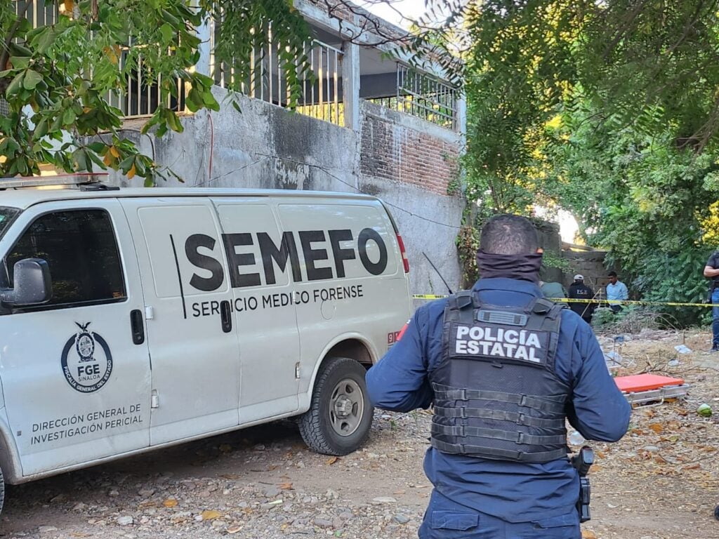 Personal de Policía Estatal y un vehículo de Semefo.