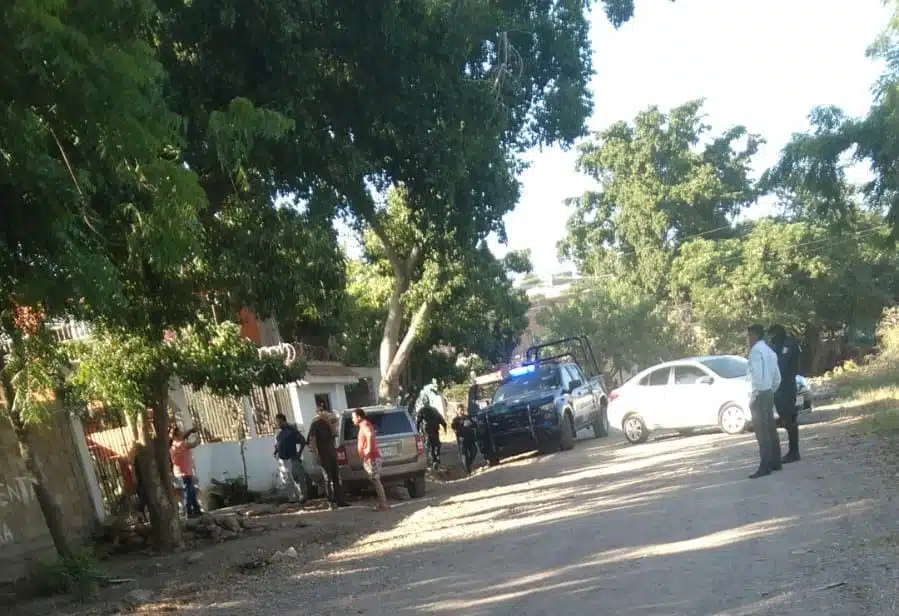 Agentes de la Policía Municipal en el lugar donde fue encontrada la mujer sin vida.