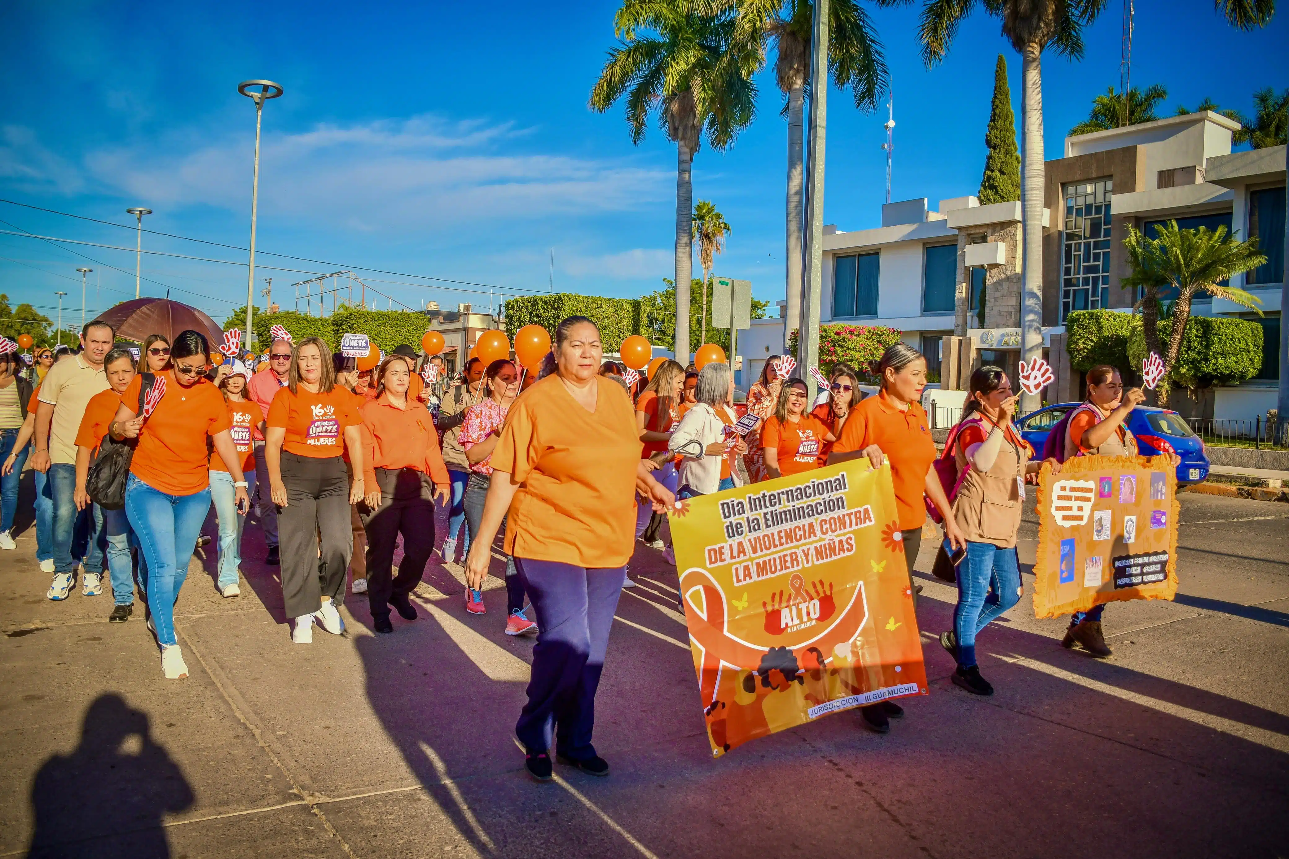 Mujeres marchan en Salvador Alvarado