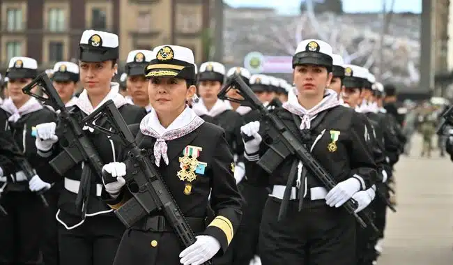 Mujeres navales en desfile del 20 de Noviembre