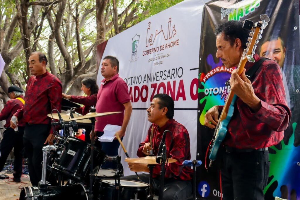 Músicos celebran el aniversario del mercado Zona 30