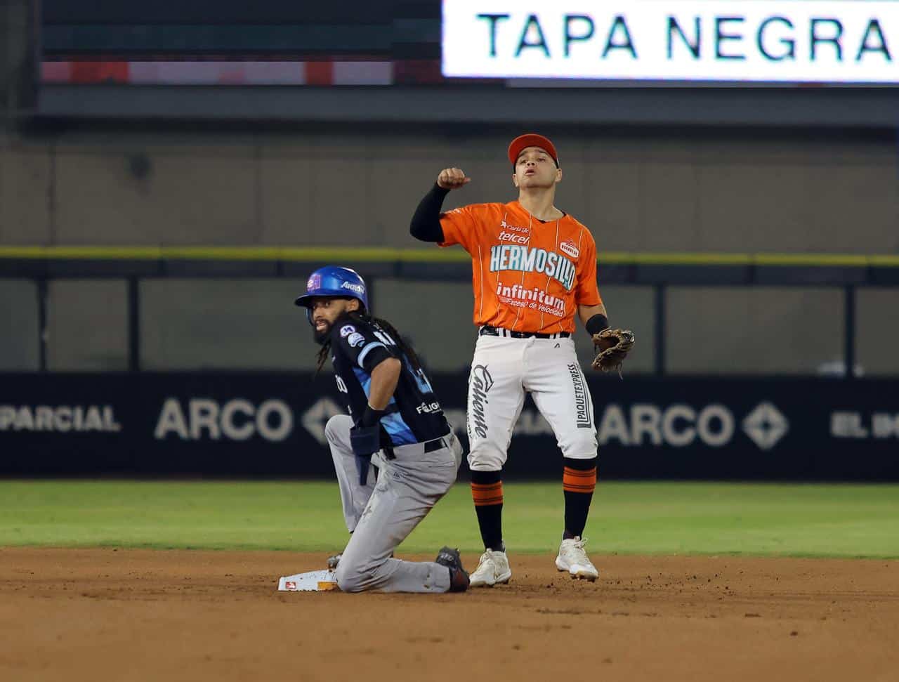 jugador de Naranjeros de Hermosillo de pie durante el juego contra Charros de Jalisco