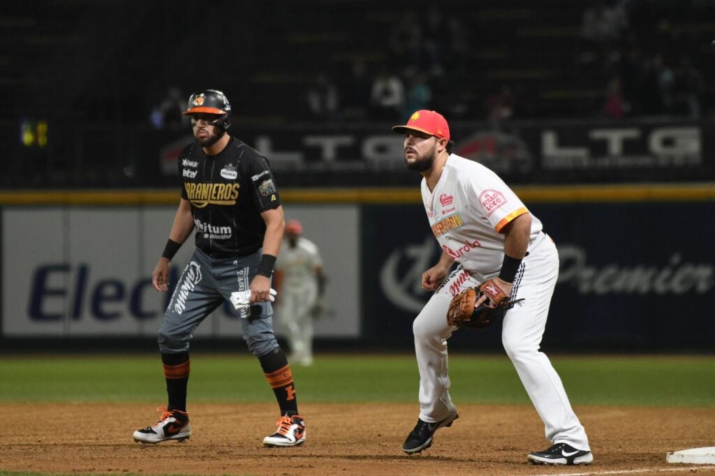 Jugadores de Naranjeros de Hermosillo y Algodoneros de Guasave