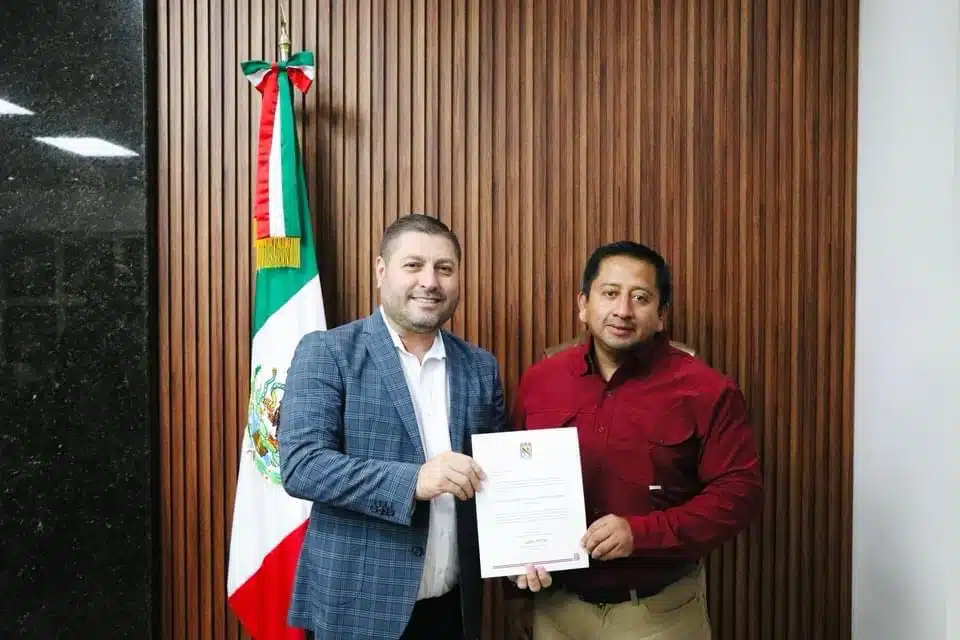 Alcalde de Badiraguato, José Paz López Elenes, tomando protesta a nuevos funcionarios que formarán parte de su gabinete.