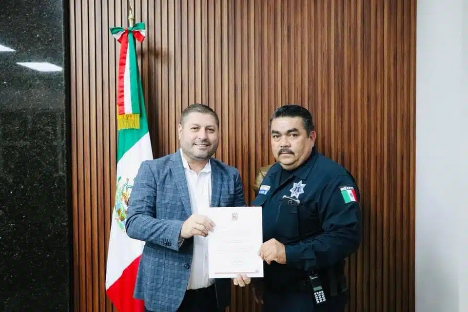 Alcalde de Badiraguato, José Paz López Elenes, tomando protesta a nuevos funcionarios que formarán parte de su gabinete.