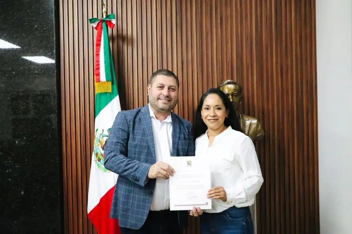 Alcalde de Badiraguato, José Paz López Elenes, tomando protesta a nuevos funcionarios que formarán parte de su gabinete.