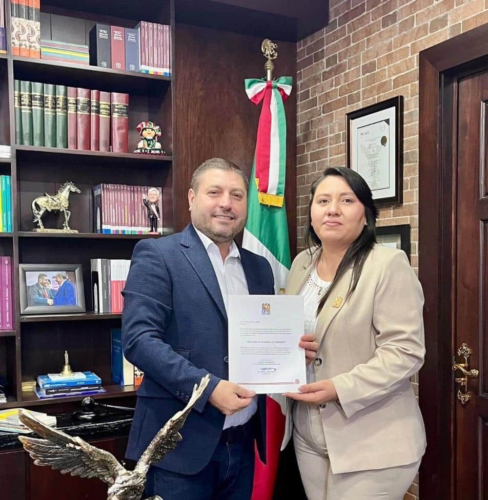 Alcalde de Badiraguato, José Paz López Elenes, tomando protesta a nuevos funcionarios que formarán parte de su gabinete.