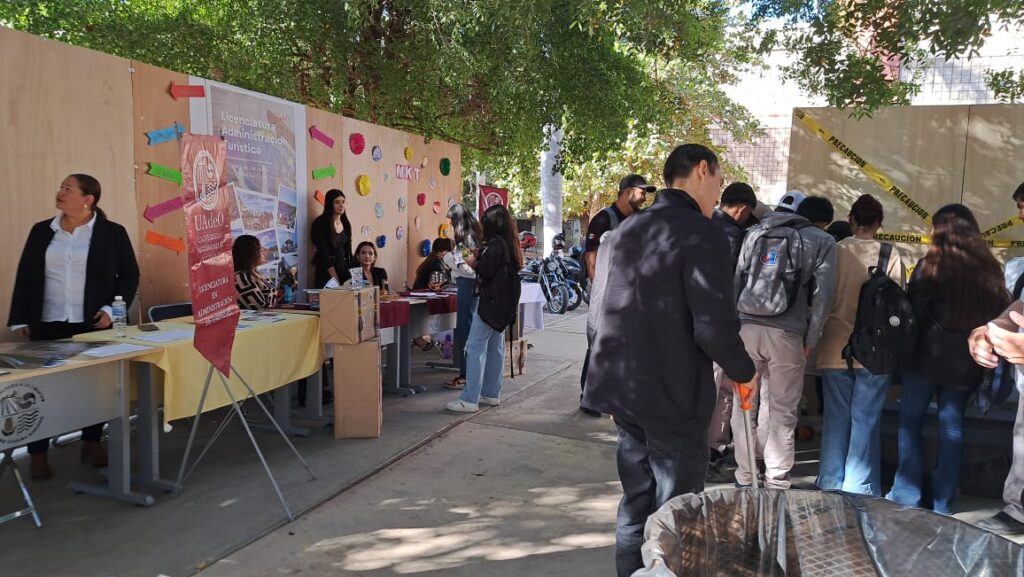 Estudiantes visitan la UAdeO Unidad Los Mochis para ver las distintas ofertas educativas