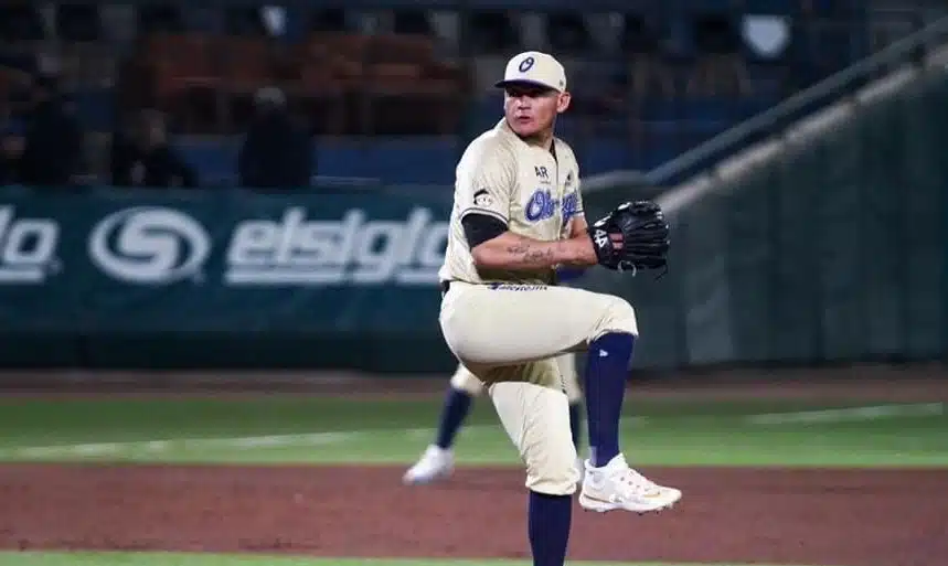 Orlando Lara lanza una pelota durante el juego con los Yaquis de Obregón