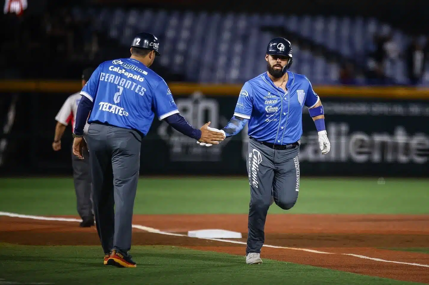 Orlando Piña celebrando tras conectar jonrón en la última serie