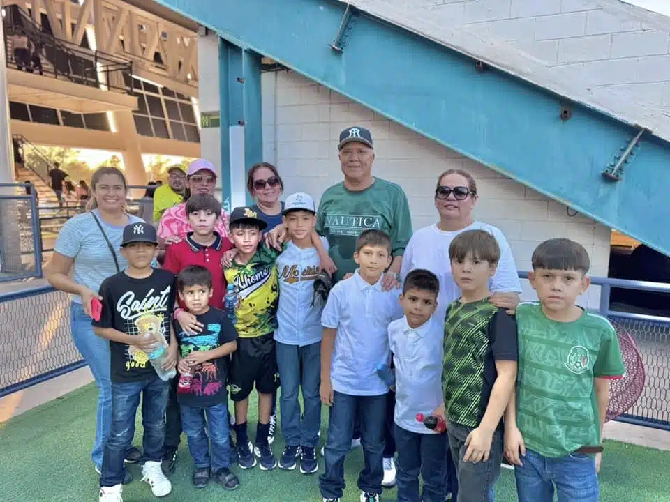 Presidente municipal, Gildardo Leyva, con peloteros de categorías infantiles de el Fuerte