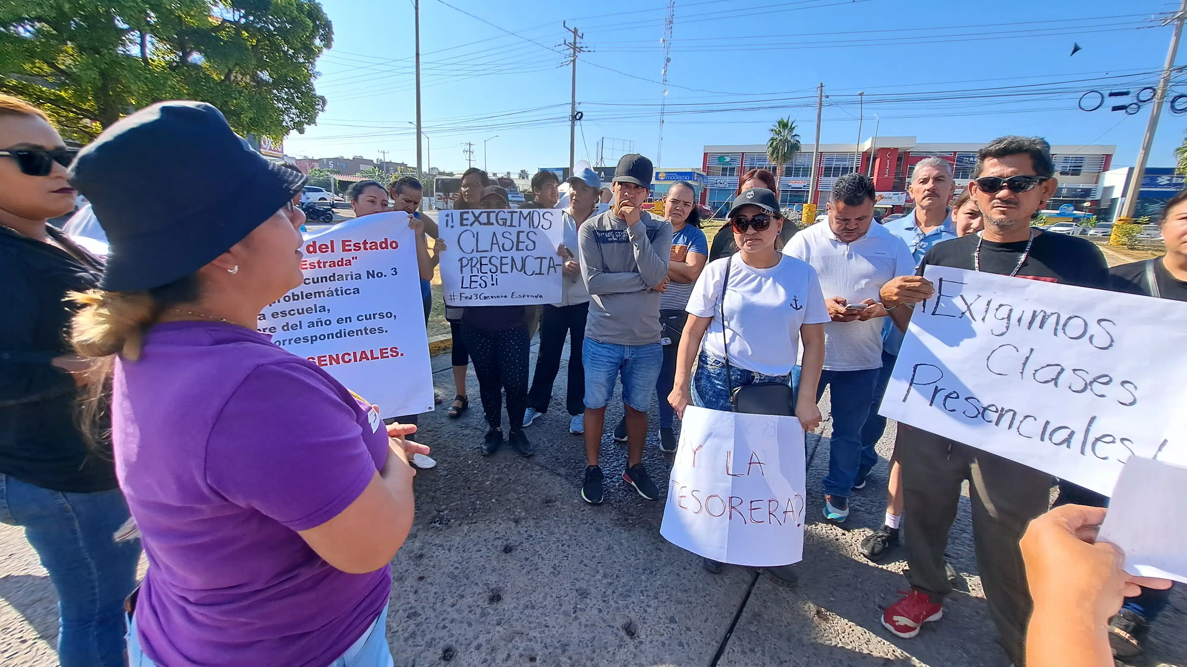 Padres de familia de secundaria federal bloquean avenida por falta de luz