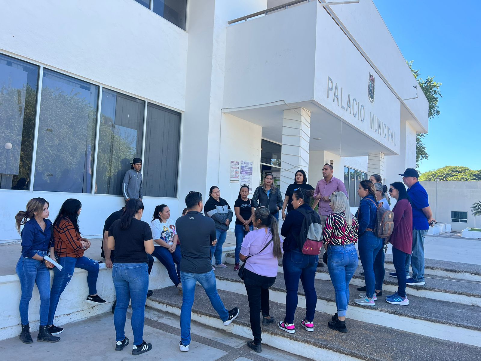 Manifestación de extrabajadores del del ayuntamiento y del Sistema DIF de Angostura