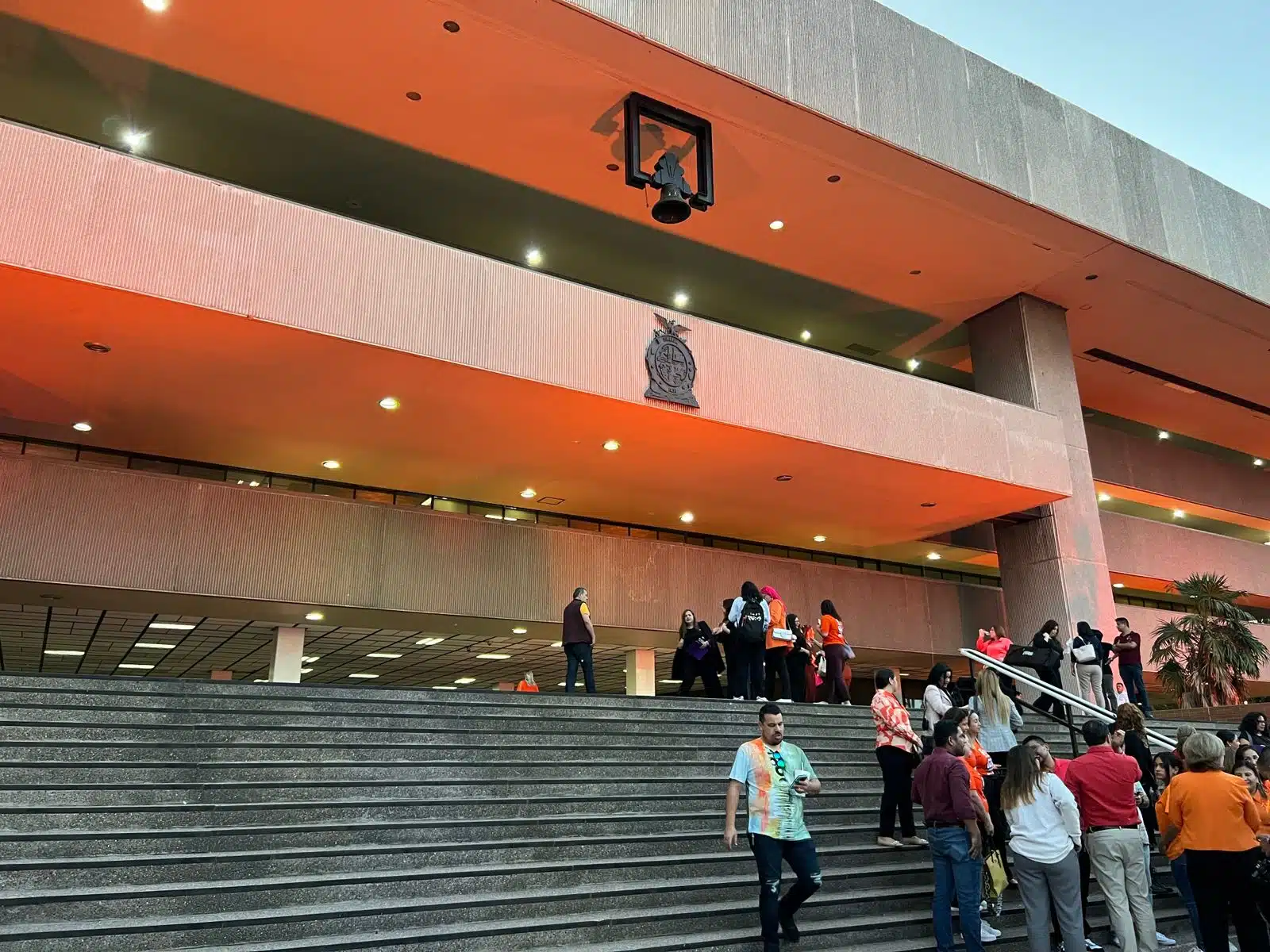 El Palacio de Gobierno se ilumina de color naranja en honor a la lucha contra la violencia hacia las mujeres