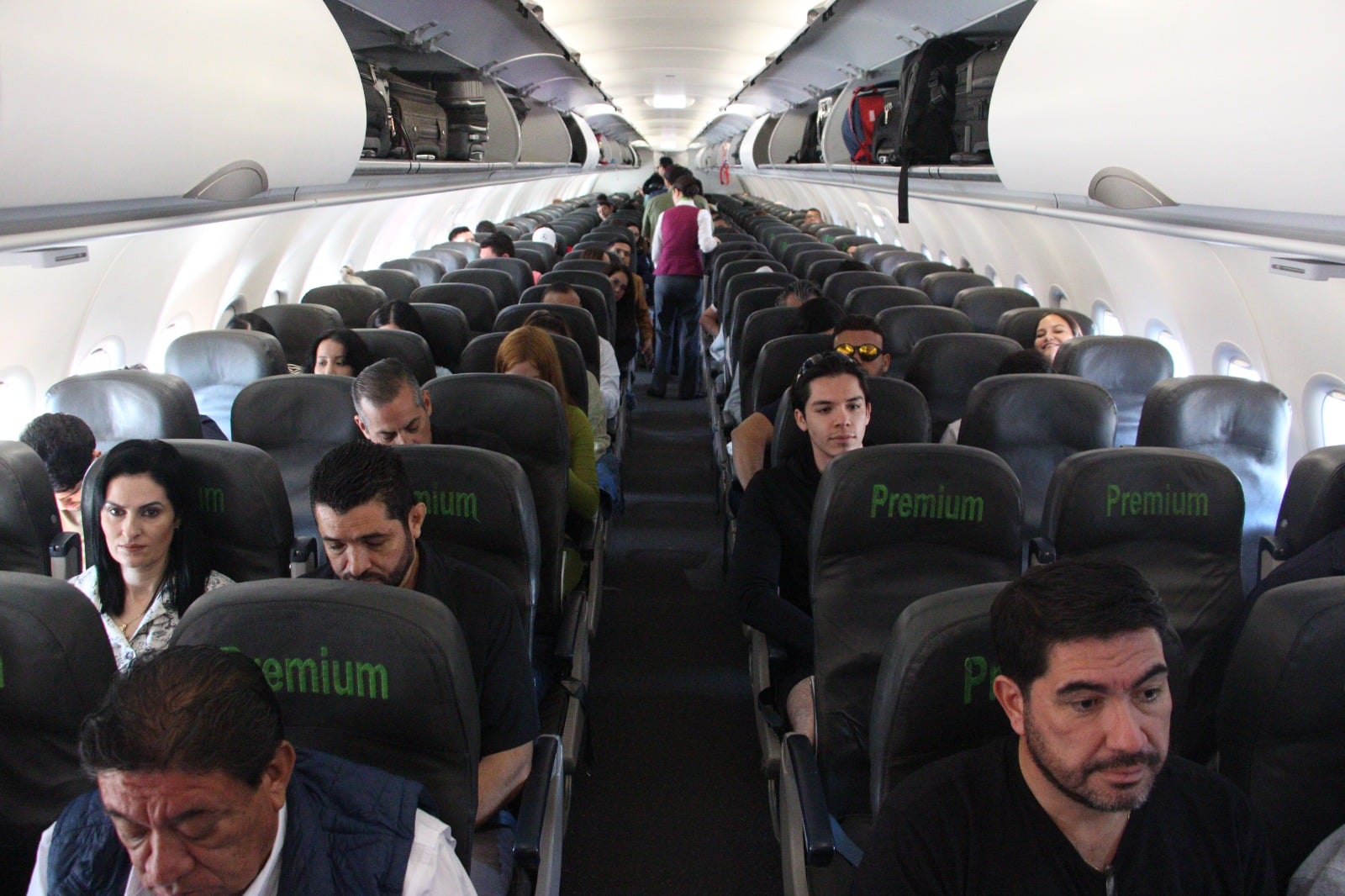 Pasajeros de un avión en primer viaje entre Culiacán y Monterrey