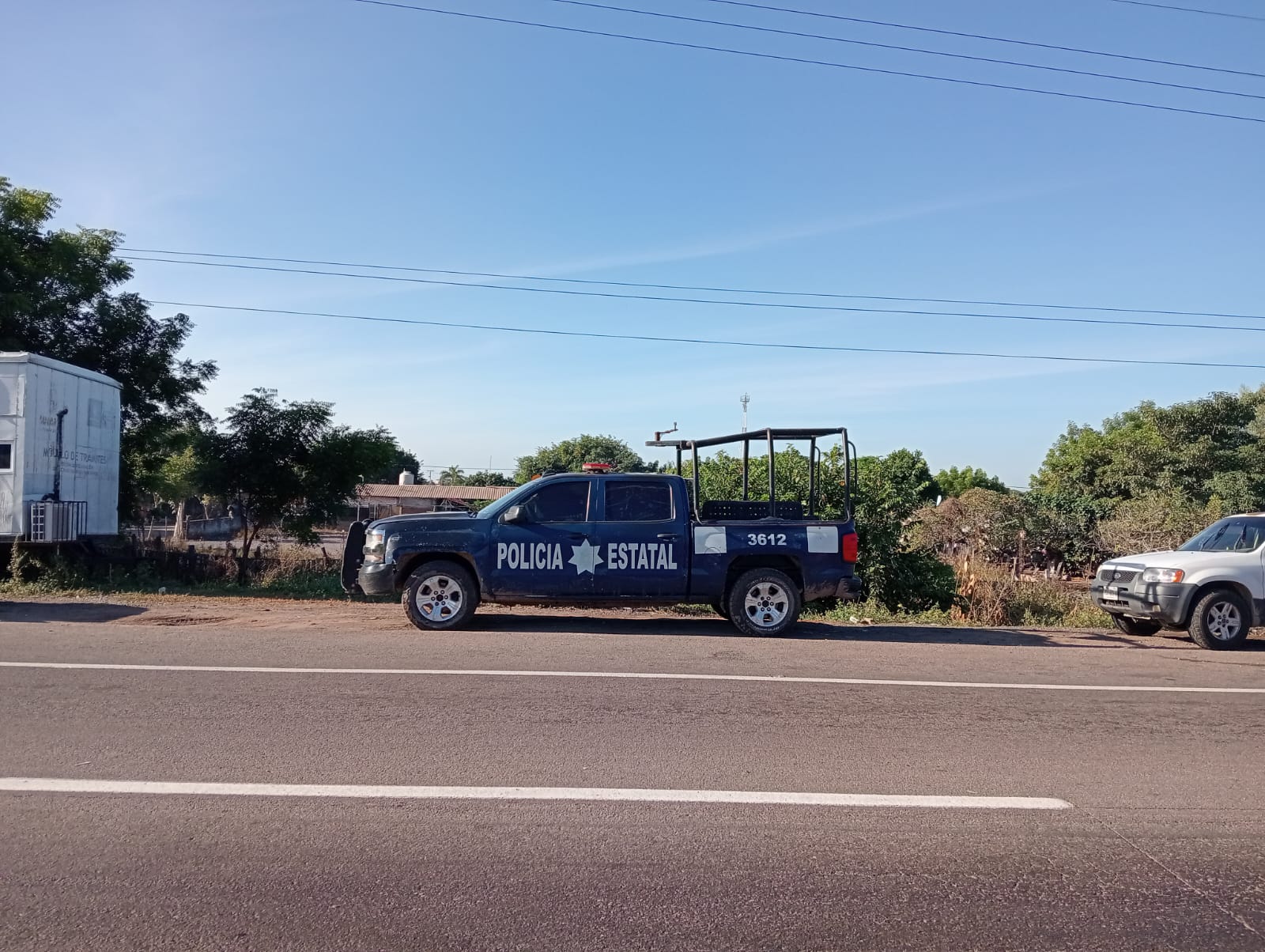 Una patrulla de la Policía Estatal llega a la carretera México-15 tras el reporte del accidente