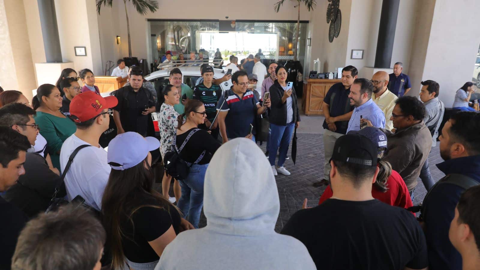 Un grupo de 50 representantes de medios de comunicación, procedentes de Durango y Coahuila, arribó a Mazatlán a disfrutar de sus atractivos.