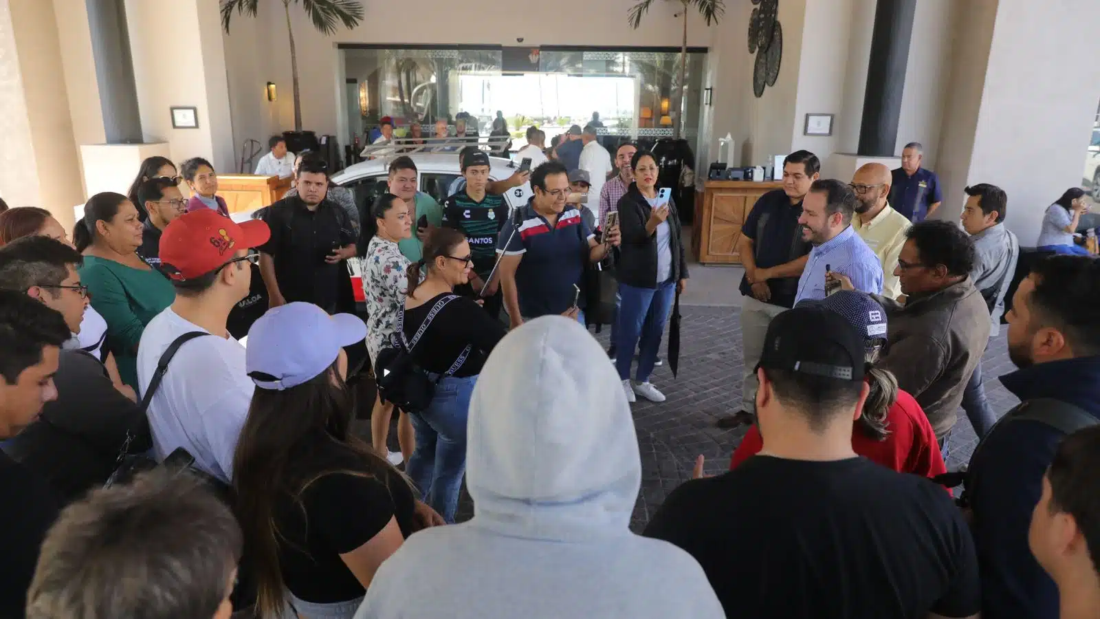 Un grupo de 50 representantes de medios de comunicación, procedentes de Durango y Coahuila, arribó a Mazatlán a disfrutar de sus atractivos.