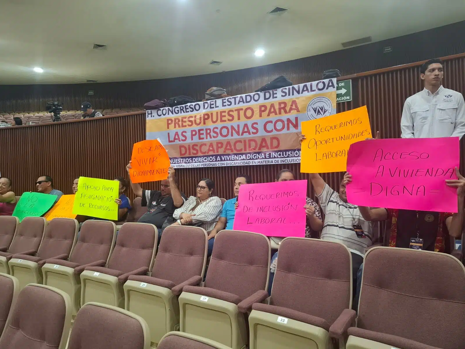 Personas con discapacidad acuden al Congreso de Sinaloa