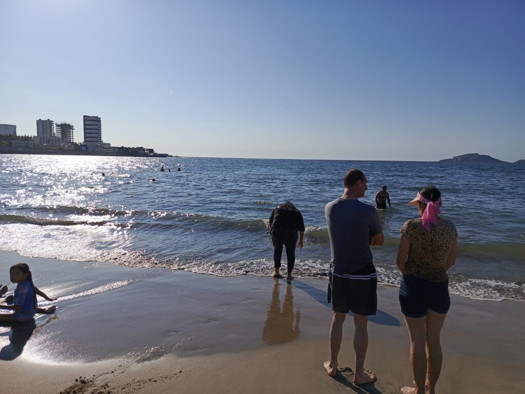 Turistas en la playa de Mazatlán