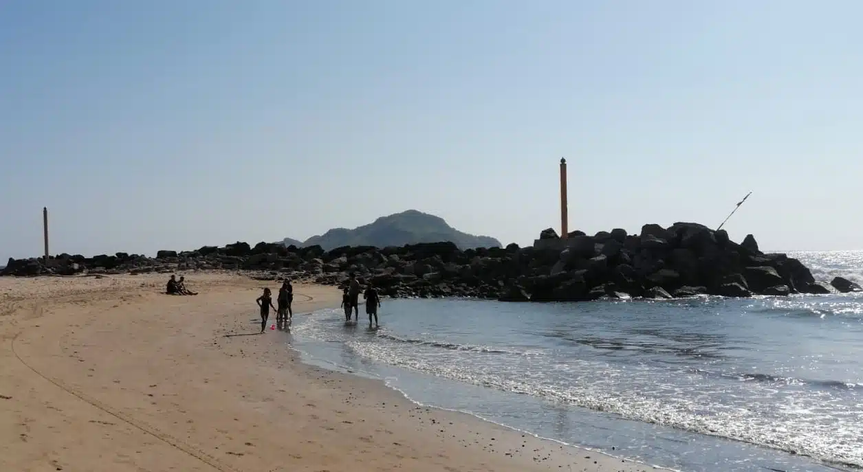 Personas descansan en la orilla de una playa de Mazatlán