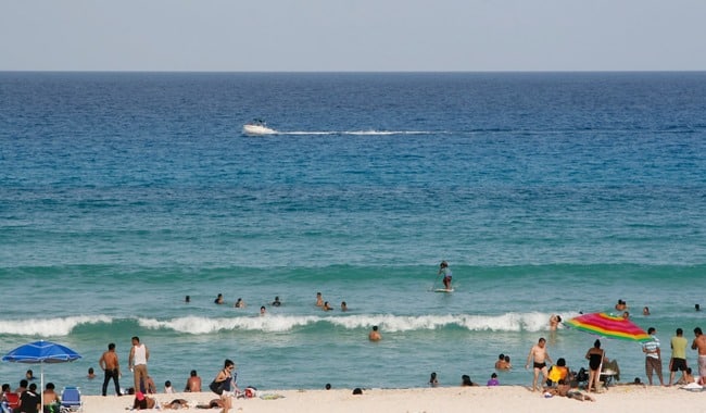 Playa llena de turistas