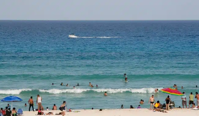 Playa llena de turistas