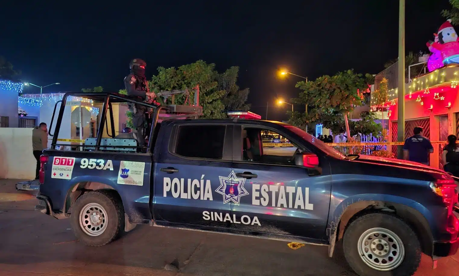 Una patrulla de la Policía Estatal cierra la calle del fraccionamiento Valle Alto tras reportes de una casa baleada