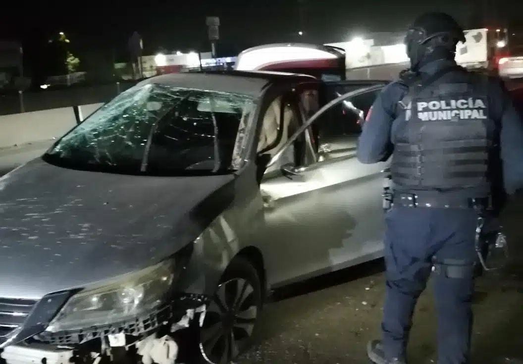 Agentes de la Policía Municipal de Guasave acuden al lugar donde una joven resultó lesionado tras sufrir una volcadura en la carretera México 15