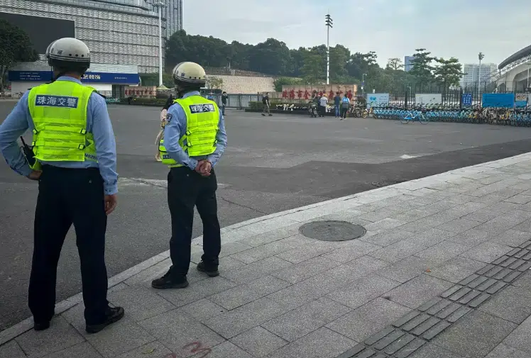 Pareja de policía de China en el lugar donde tuvo lugar un atropellamiento masivo