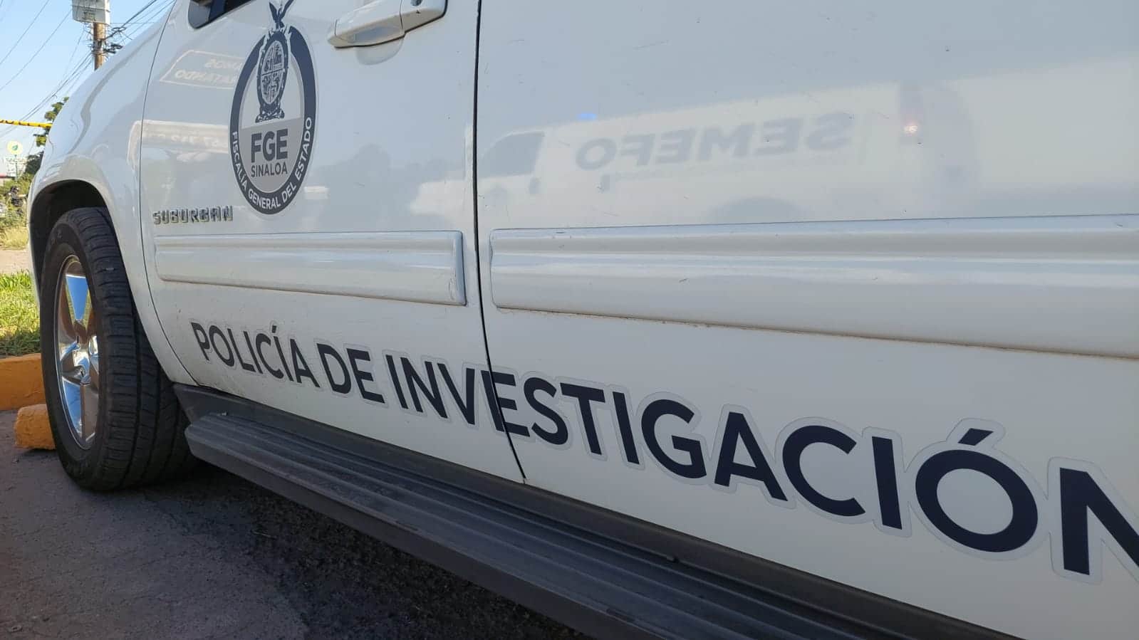 Una patrulla de la policía de investigación de la FGE llega al sitio del incidente