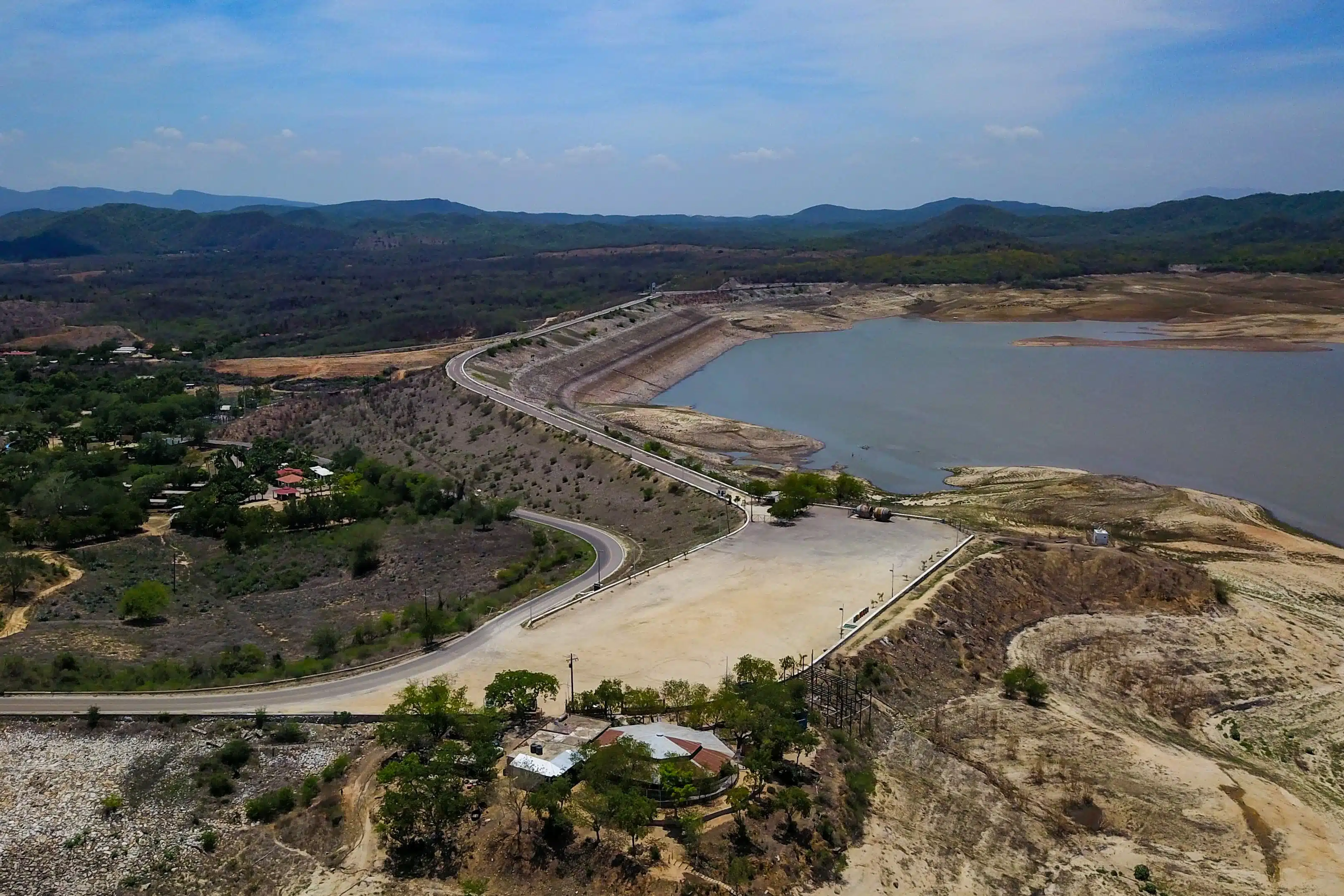 Toma aérea de una presa en Sinaloa