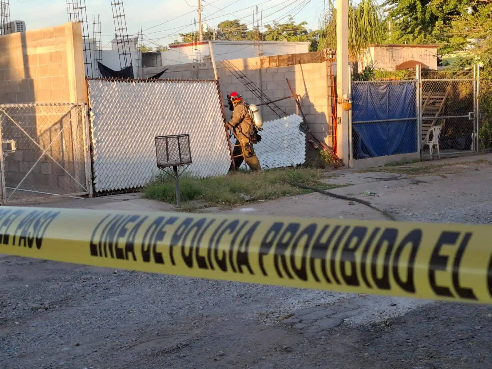 Zona acordonada donde civiles armados balearon e incendiaron otra vivienda en Culiacán.