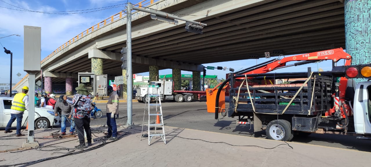 REINSTALAN SEMÁFORO EN MAZATLÁN
