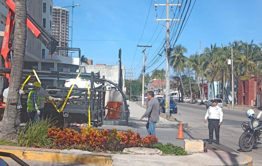 REINSTALAN SEMÁFORO EN MAZATLÁN