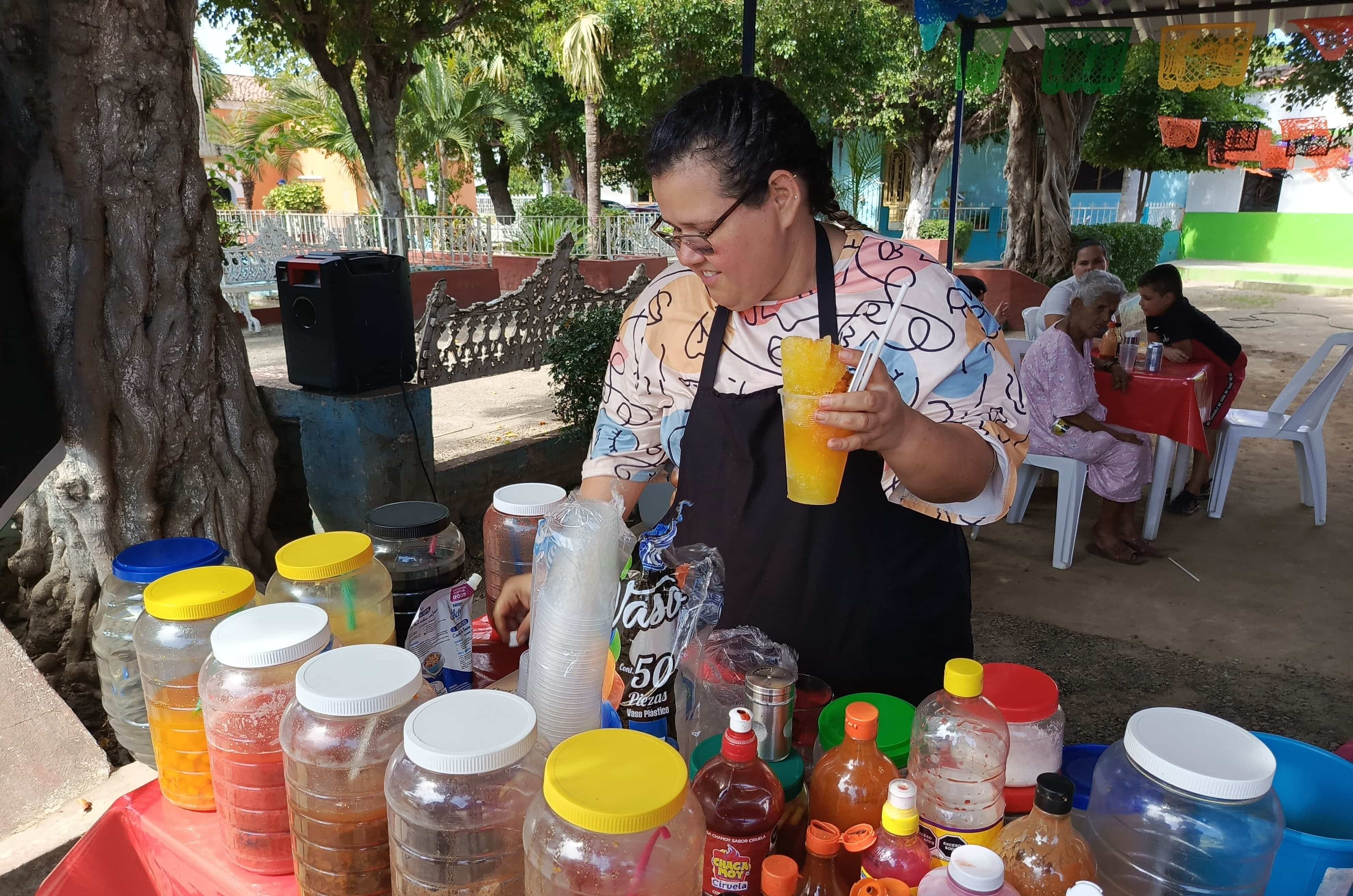 Modesta preparando un raspado en su negocio ubicado en El Recodo, Mazatlán.