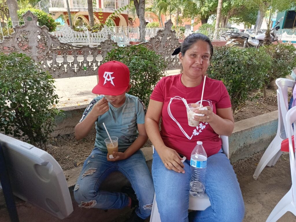 Madre e hijo disfrutando de unos ricos raspados en El Recodo.