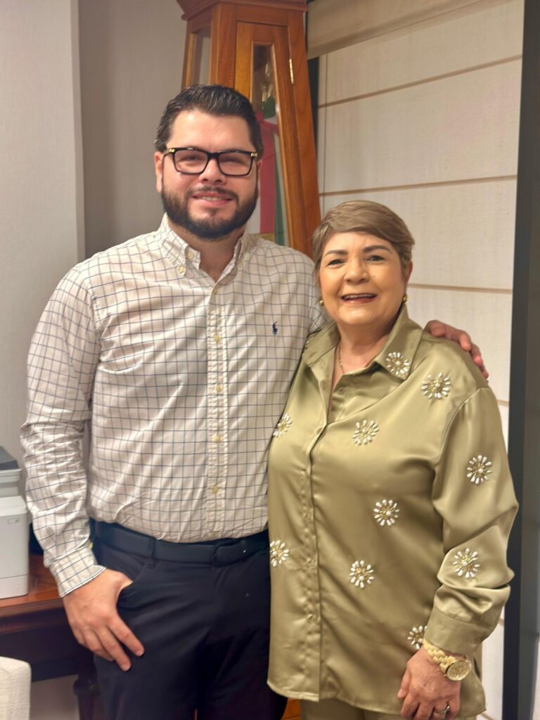 Raúl Montero Zamudio, secretario de Obras Públicas de Sinaloa, y la alcaldesa de Guasave, Cecilia Ramírez Montoya.