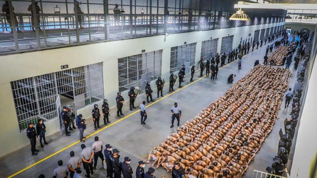 Reconoce Bukele que su guerra contra pandillas dejó 8 mil inocentes detenidos