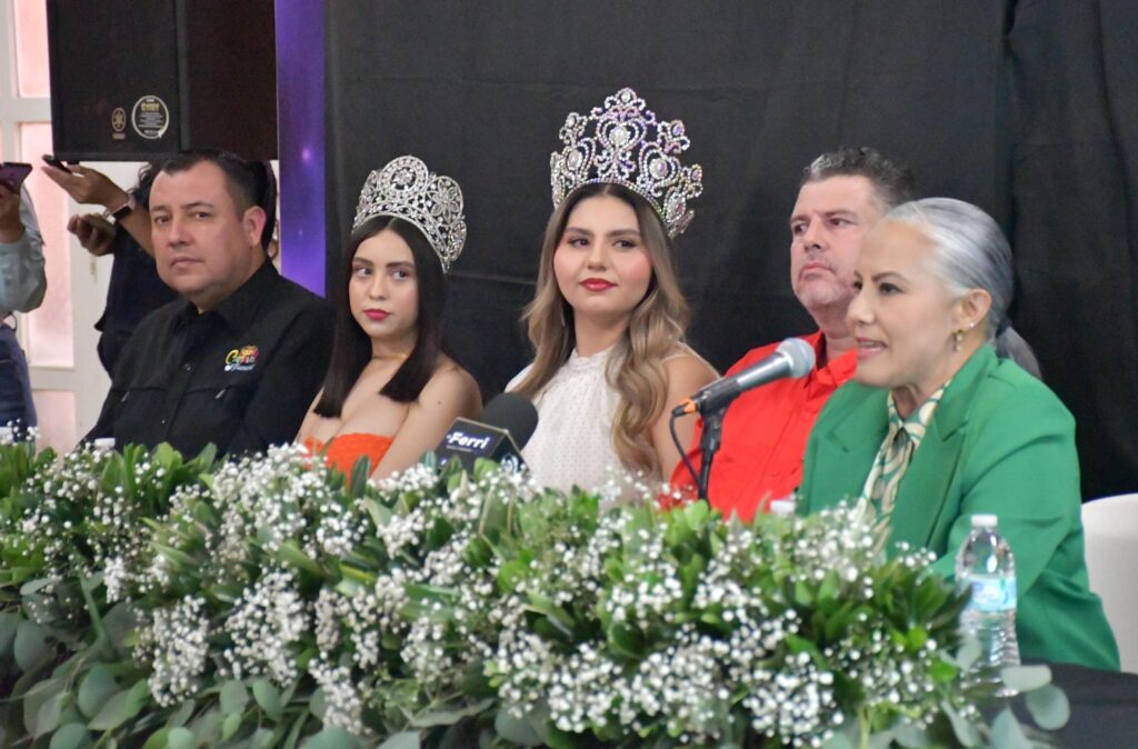 La Reina Carnaval 2024 y la Reina de los Juegos Florales en la conferencia de prensa del Carnaval Guamúchil 2025