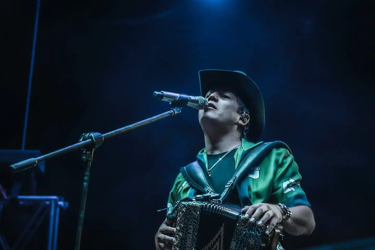 Remmy Valenzuela canta en uno de sus conciertos de la gira 