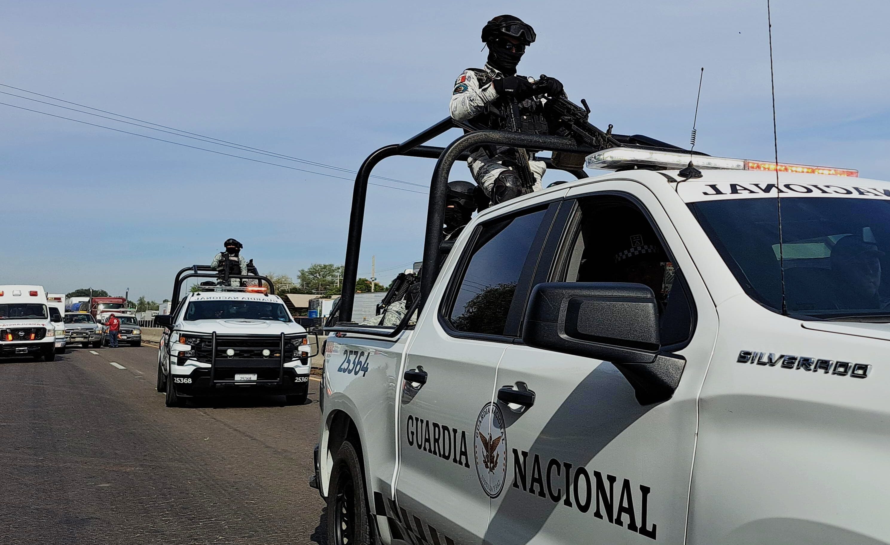 Reportan actividad armada, ponchallantas y drones sobrevolando en Culiacán