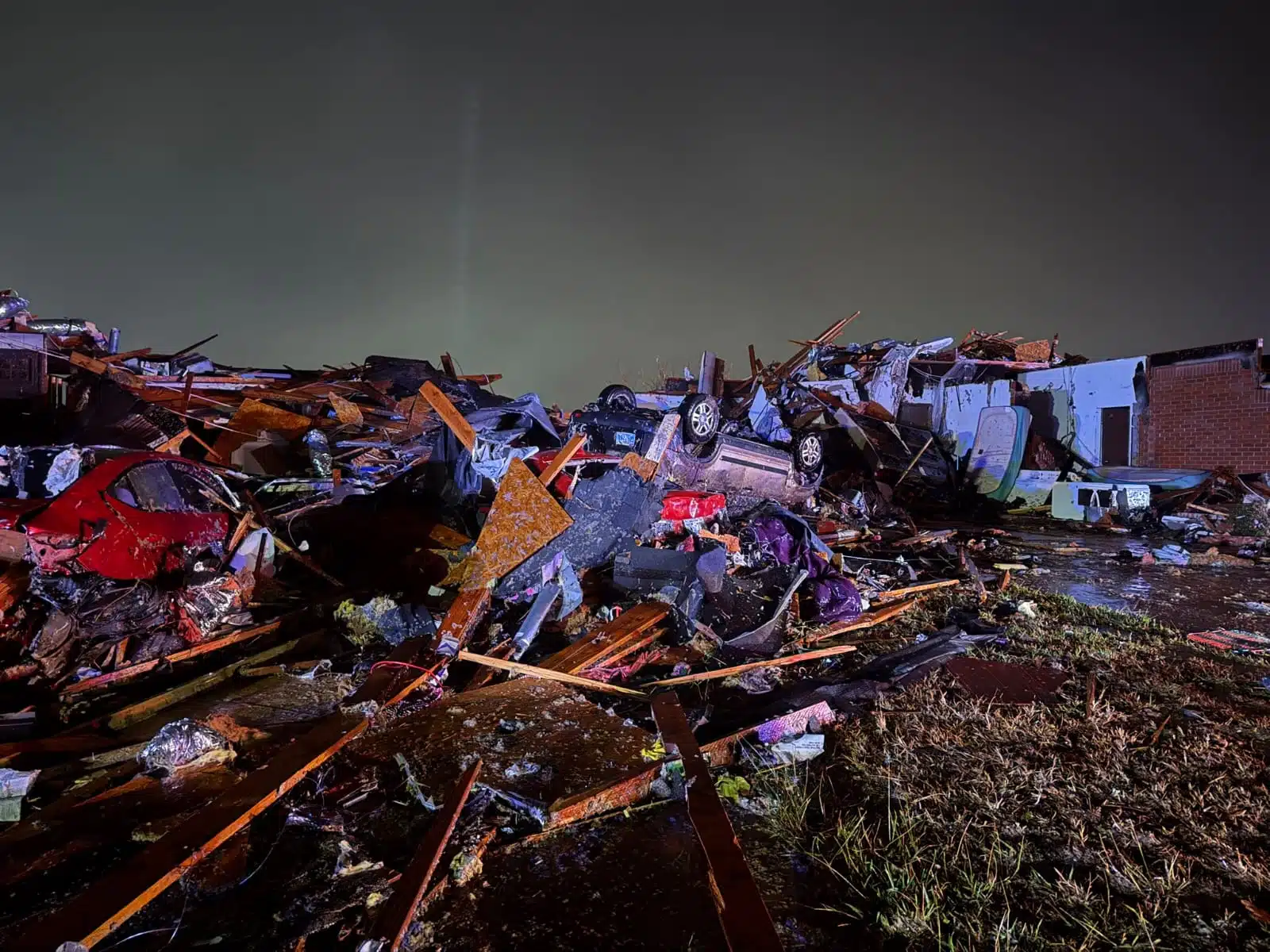 Reportan miles de casas y negocios sin energía eléctrica tras el paso de tornados en Oklahoma